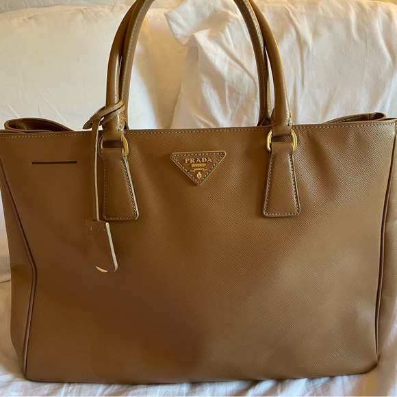 Prada Saffiano tote - Picture 1 of 8